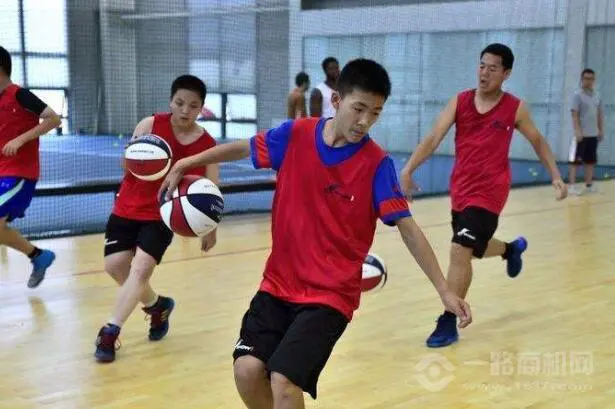 儿童如何在游戏中学习篮球技术_0